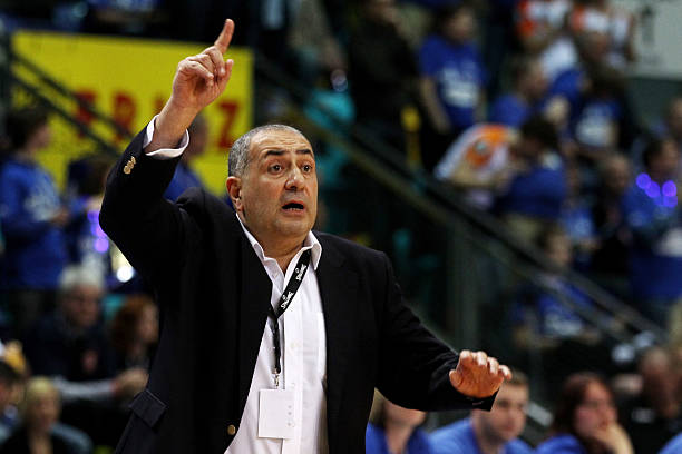 他在接受采 他在接受采